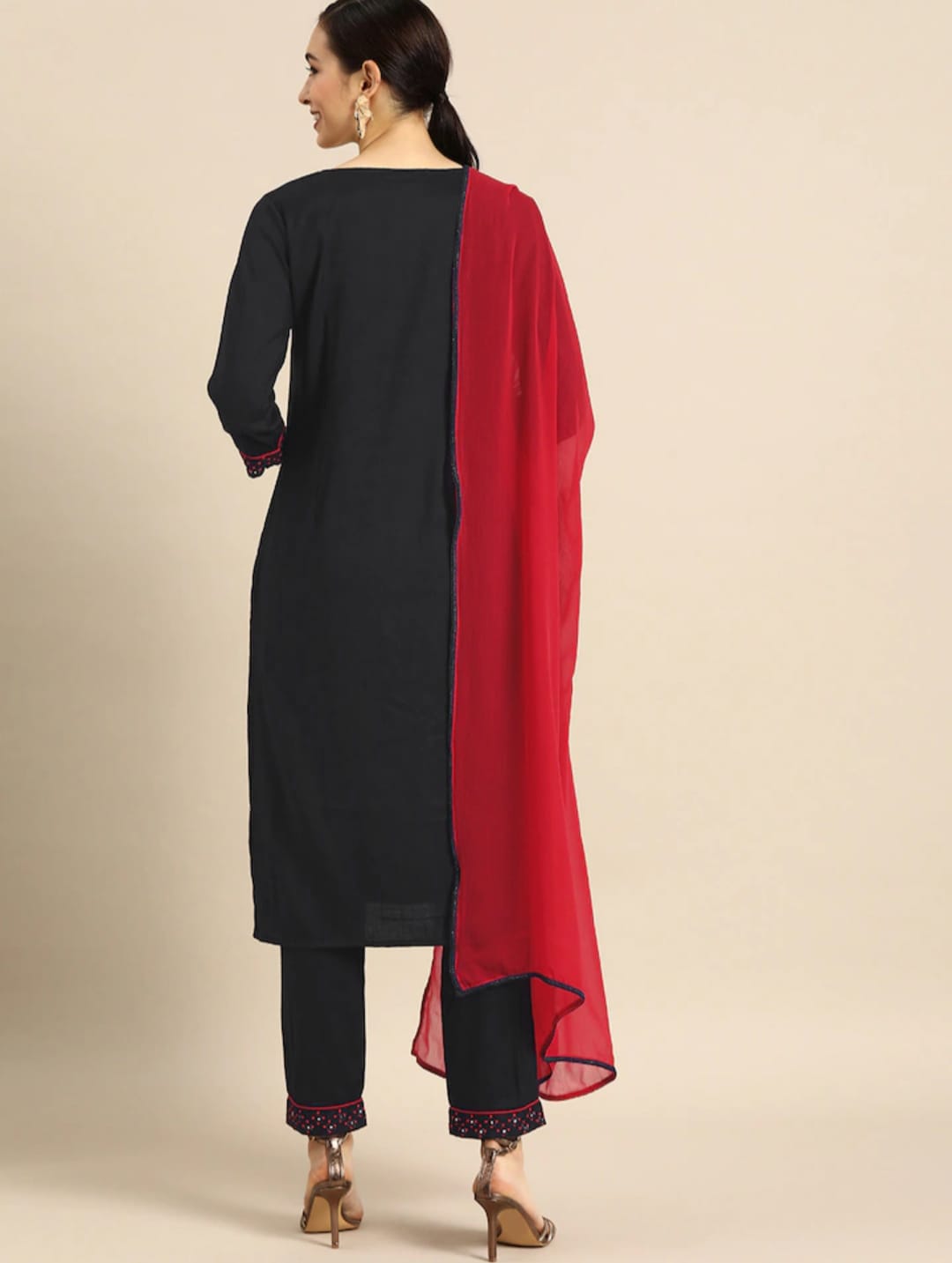 RADHE RAVISHING CHIC WITH A UNIQUE TOUCH KURTA SET