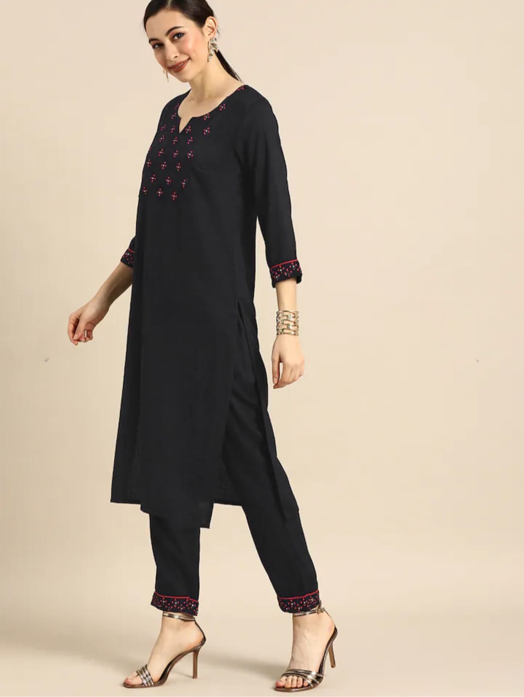 RADHE RAVISHING CHIC WITH A UNIQUE TOUCH KURTA SET