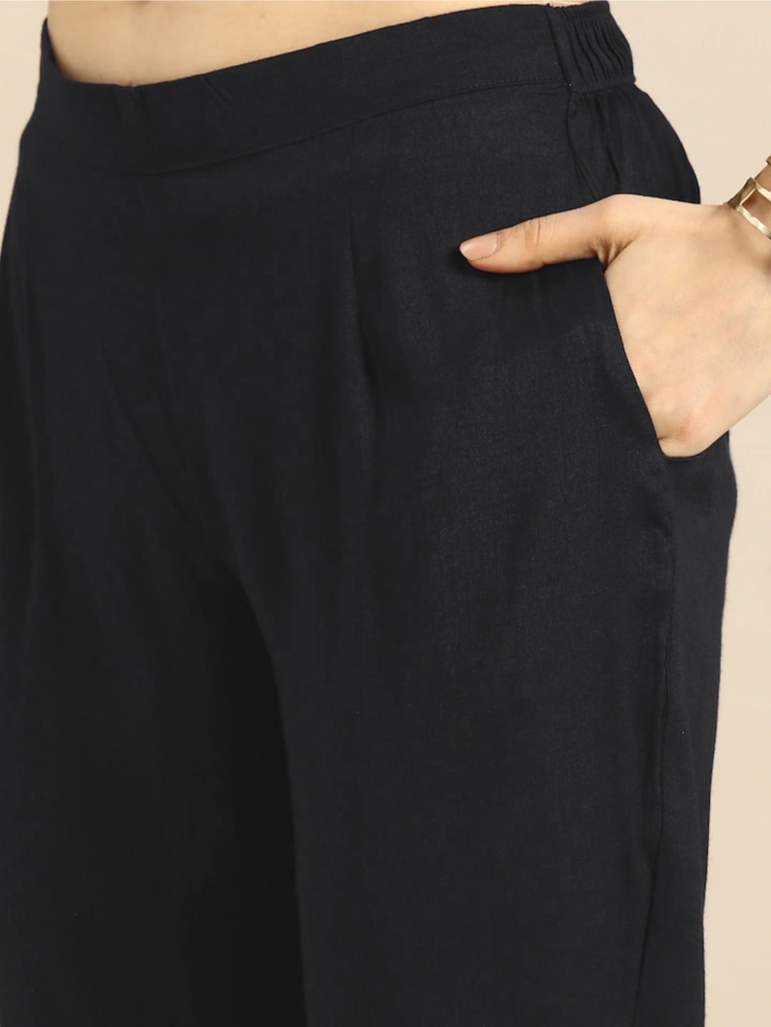 RADHE RAVISHING CHIC WITH A UNIQUE TOUCH KURTA SET
